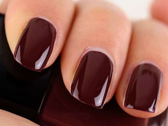 Unghie con gel rosso bordeaux