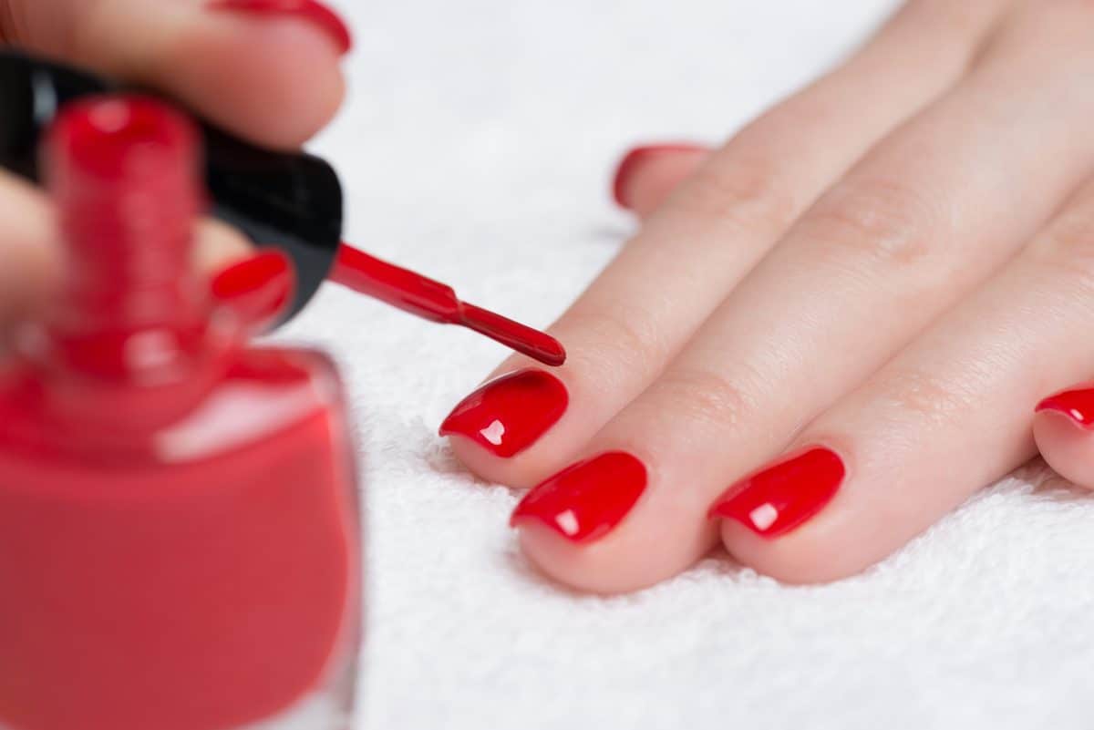 Unghie fatte con la tecnica della manicure brasiliana