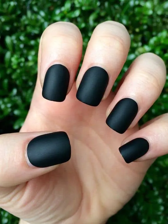 Unghie con smalto nero opaco Unghie con smalto nero opaco