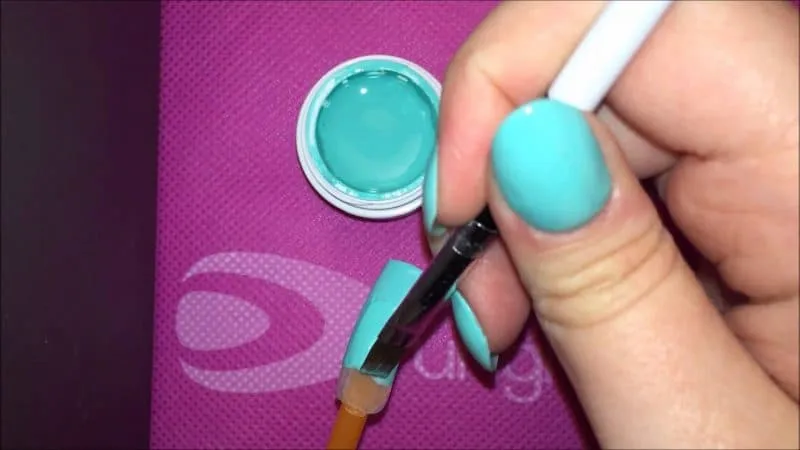 applicazione gel uv colorato