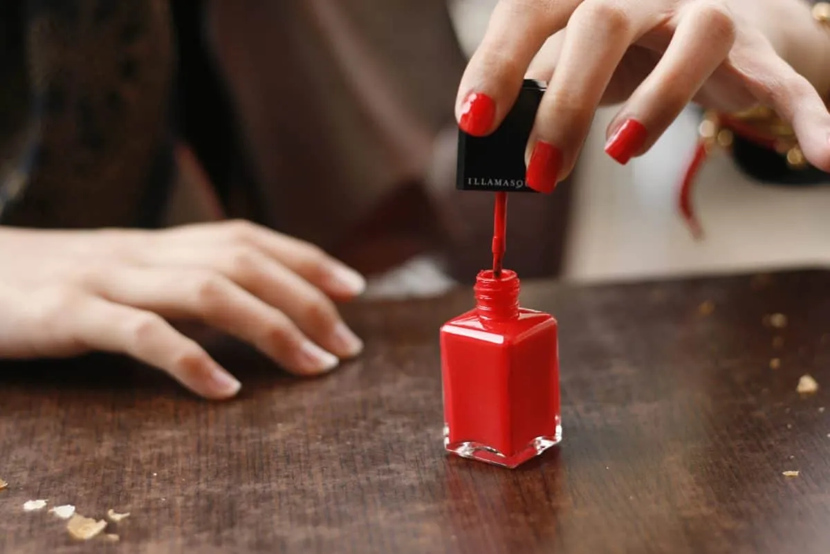 unghie rosse decorate