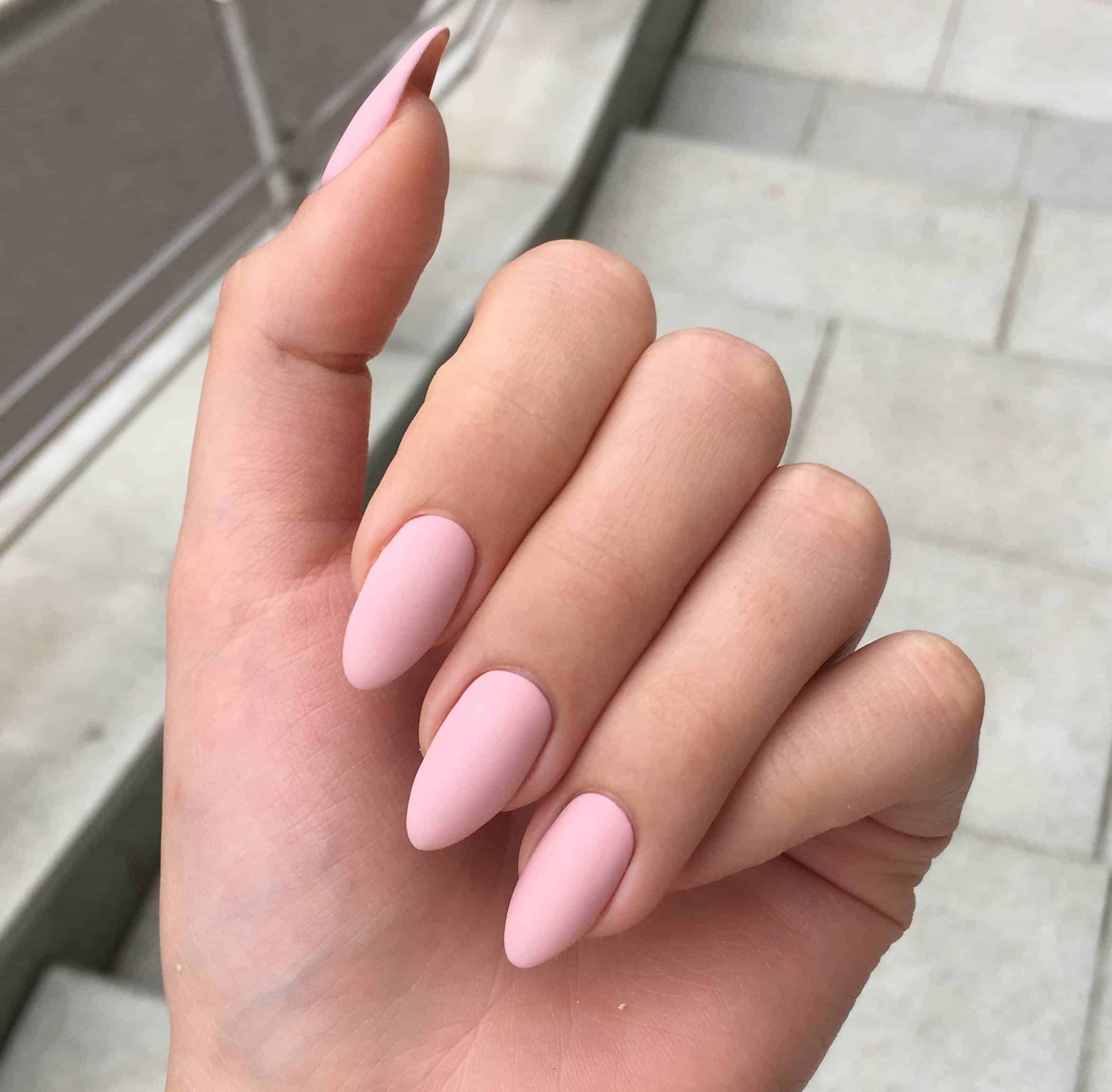 Si parte dal rosa chiaro fino ad arrivare al bianco latte per dare alle tue unghie un look caldo ed elegante e per avere mani sempre a posto anche in